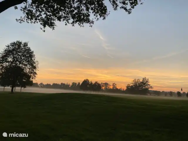 zonsondergang op terrein